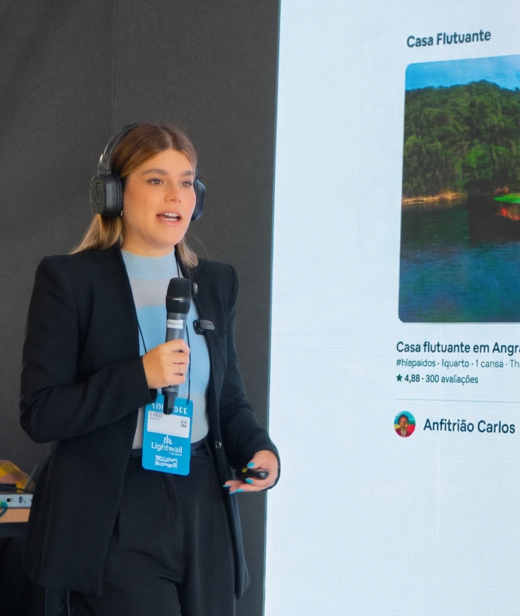 Isabela Arroyo apresentando sobre casas flutuantes em evento do mercado imobiliário